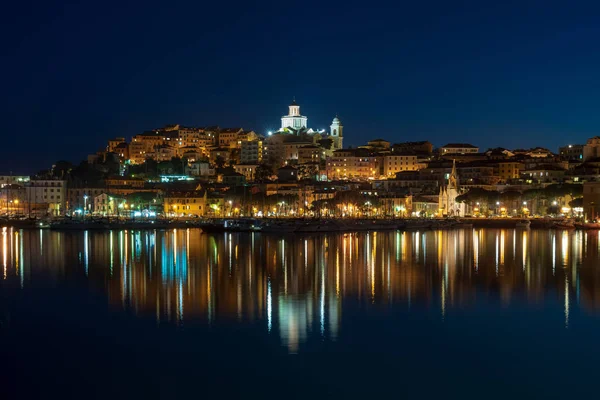 Italienische Riviera, Imperia bei Nacht — Stockfoto