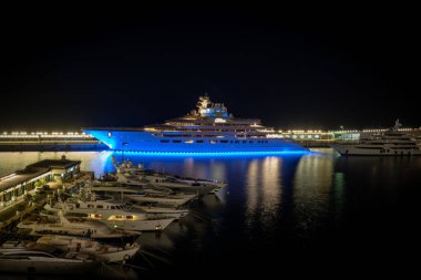 Geceleri Monaco limanındaki lüks yat 