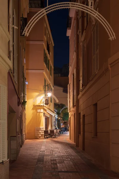 Rue étroite typique de la vieille ville de Monaco-Ville — Photo