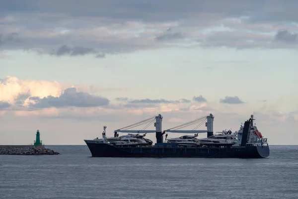 Frachter läuft in Hafen ein — Stockfoto