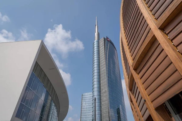 Włochy, Mediolan, dzielnica Porta Nuova z UniCredit Tower — Zdjęcie stockowe