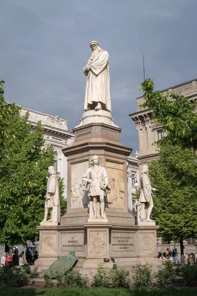 Italia, Milano. Monumento a Leonardo — Foto Stock