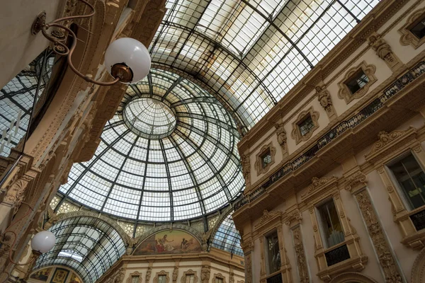 Milão. Teto de vidro em Vittorio Emanuele — Fotografia de Stock