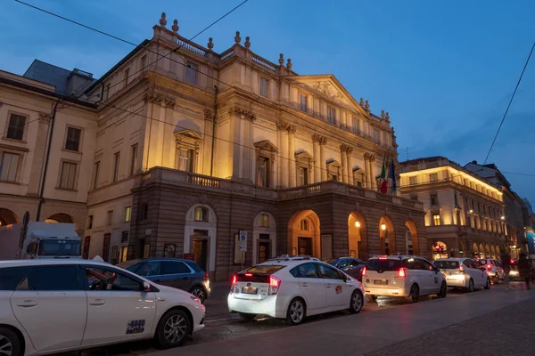 Operagebouw La Scala in de nacht — Stockfoto