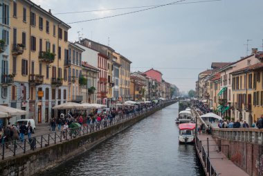 Milano, İtalya - 3 Ekim 2015: Milano'daki Naviglio Grande kanalının görünümü