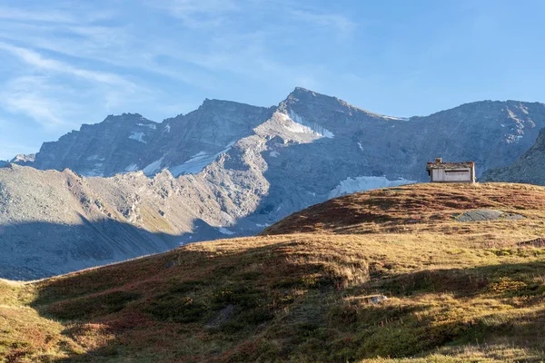 Pequeña iglesia en las montañas —  Fotos de Stock