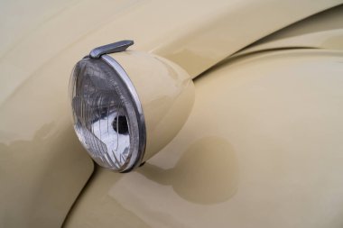 Imperia, İtalya - 17 Mayıs 2019: Klasik eski bir araba Citroen'in imperia'da bir sokağa park edilmiş eski arabalarının detaylarına yakın