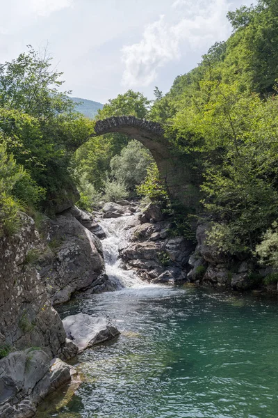 El puente del arco en las montañas, Alpes, Italia —  Fotos de Stock