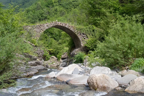 Most łukowy w góry, Alpy, Włochy — Zdjęcie stockowe
