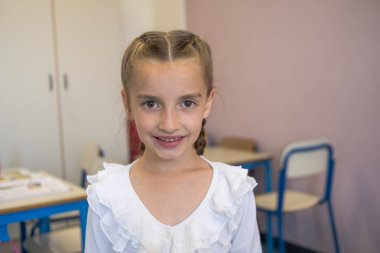 İlkokul öğrencisi sınıfta.