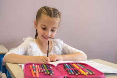 İlkokul öğrencisi sınıfta.