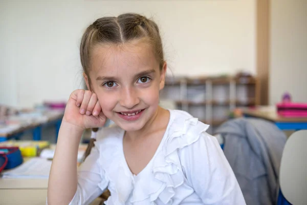 Žák základní školy ve třídě — Stock fotografie