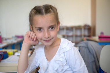 İlkokul öğrencisi sınıfta.