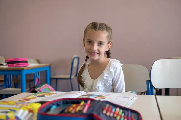 Estudante do ensino fundamental em sala de aula — Fotografia de Stock