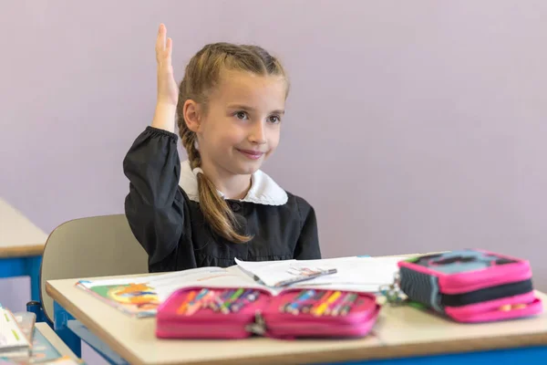 Grundskoleelev i klassrum — Stockfoto