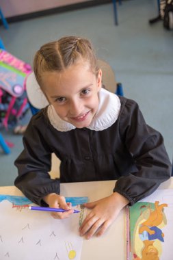 Pretty ilkokul kız kamera poz