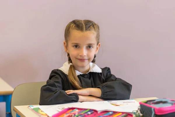 Basisschool student in de klas — Stockfoto