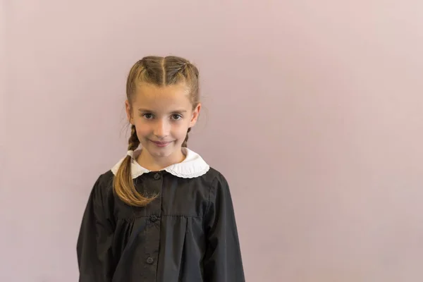 Estudiante de primaria posando en uniforme —  Fotos de Stock