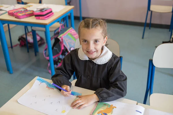 Ganska elementär Skolflicka poserar på kameran — Stockfoto