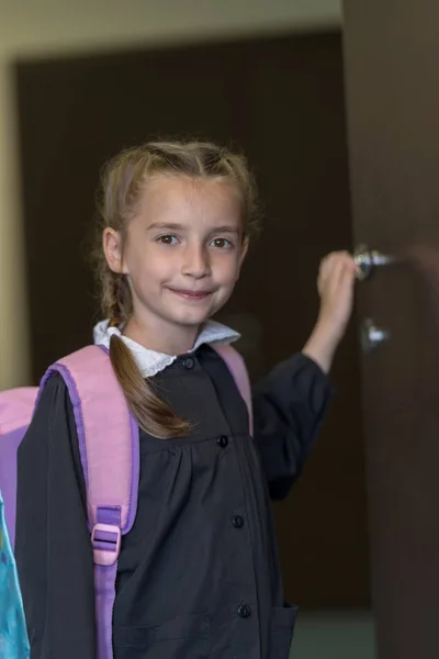 Estudiante de primaria en uniforme —  Fotos de Stock