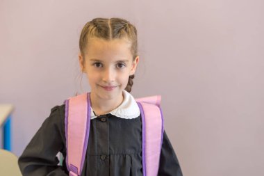 İlkokul öğrencisi sınıfta.