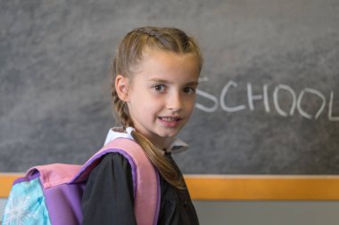 İlkokul öğrencisi sınıfta.