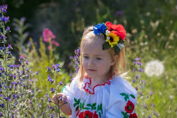 Petite fille en robe nationale ukrainienne — Photo