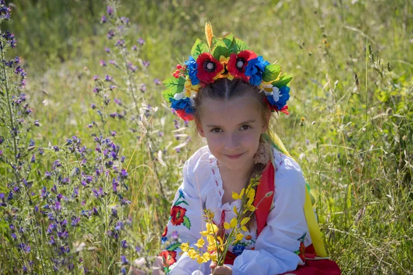 Ukrainian girl in traditional costume — Stock Photo, Image
