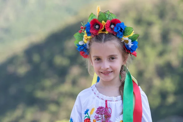 Menina ucraniana em traje tradicional — Fotografia de Stock