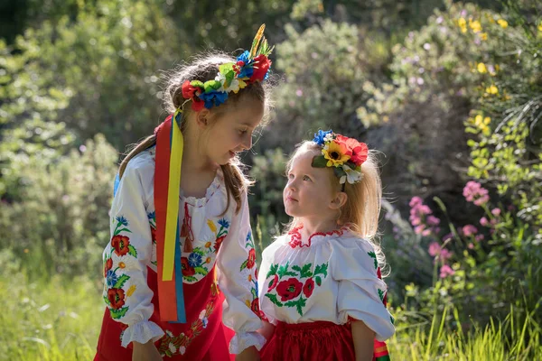 Nővérek ukrán nemzeti ruha — Stock Fotó