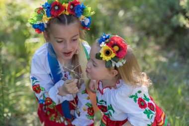 Ukrayna ulusal elbise sisters