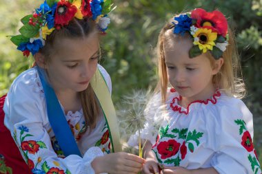 Ukrayna ulusal elbise sisters