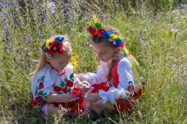 Ukrayna ulusal elbise sisters