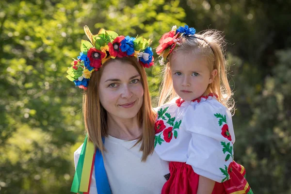 Matka a dcera v ukrajinských národních šatech — Stock fotografie