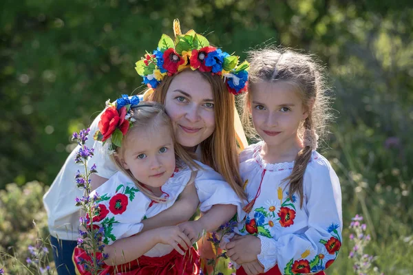Mãe e filhas em vestido nacional ucraniano — Fotografia de Stock