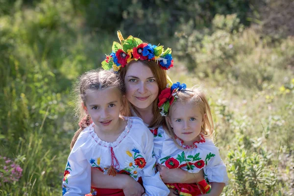 Mother and daughters in Ukrainian national dress — Stock Photo, Image