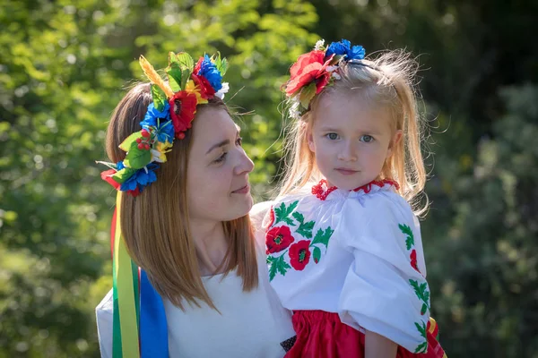 Мати і донька в українському національному вбранні — стокове фото
