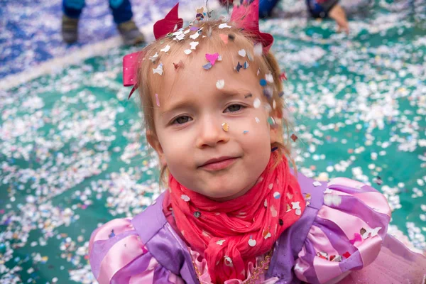 Liten flicka på Carnival — Stockfoto