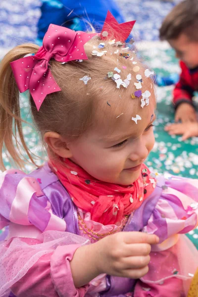 Kleines Mädchen beim Karneval — Stockfoto