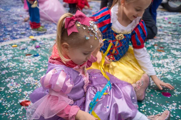 Malá holčička na karnevalu — Stock fotografie