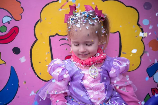 Liten flicka på Carnival — Stockfoto