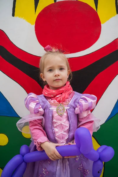 Kleines Mädchen beim Karneval — Stockfoto