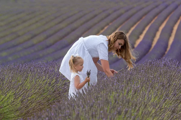 Mother with daughter in lavender field — Stock Photo, Image
