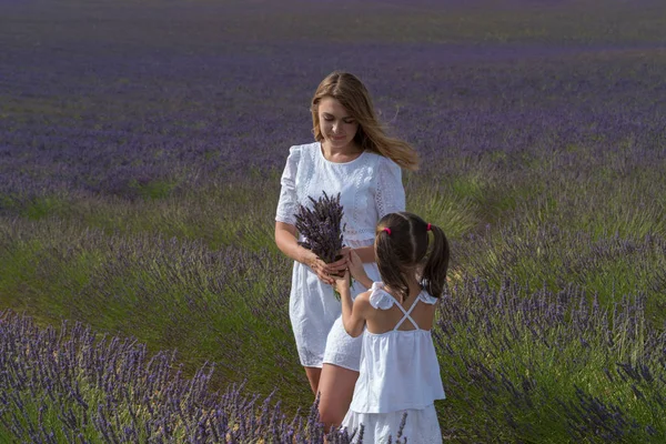 Mor med dotter i lavendelfält — Stockfoto