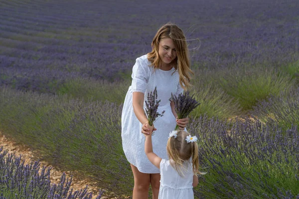 Мать с дочерью на лавандовом поле — стоковое фото
