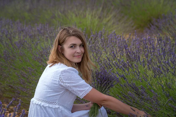 Valensole, França. Mulher no campo floral de lavanda — Fotografia de Stock