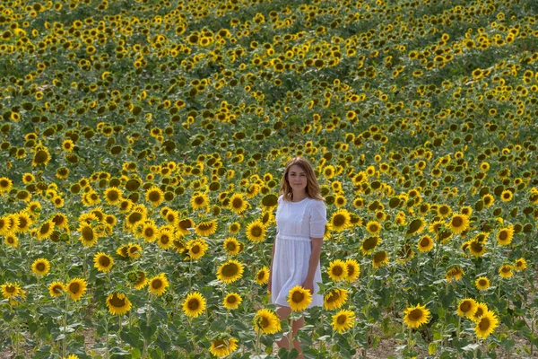 Kvinna i solrosfält, Provence, Frankrike — Stockfoto