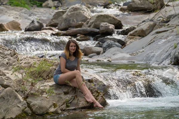 Vrouw door de rivier — Stockfoto