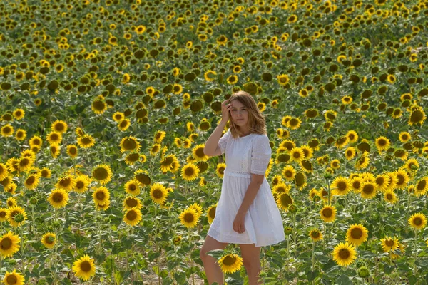 Žena ve slunečnicovém poli, Provence, Francie — Stock fotografie