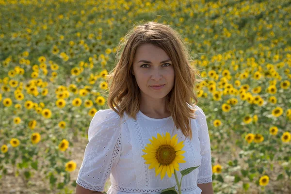 Mujer en un campo de girasol, Provenza, Francia — Foto de Stock